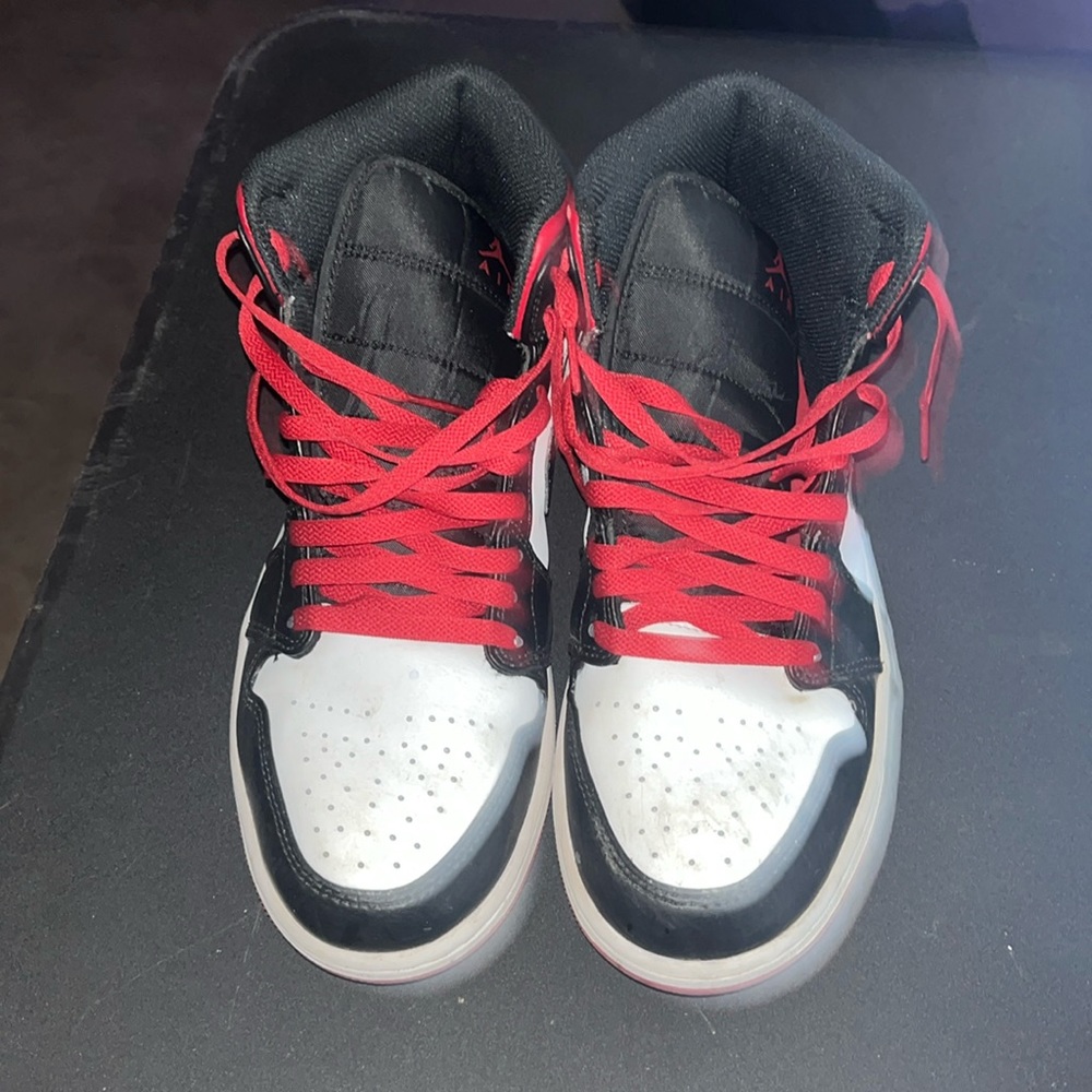 I’m I’m selling these dunks red white and black. The shoe size is 9 1/2.